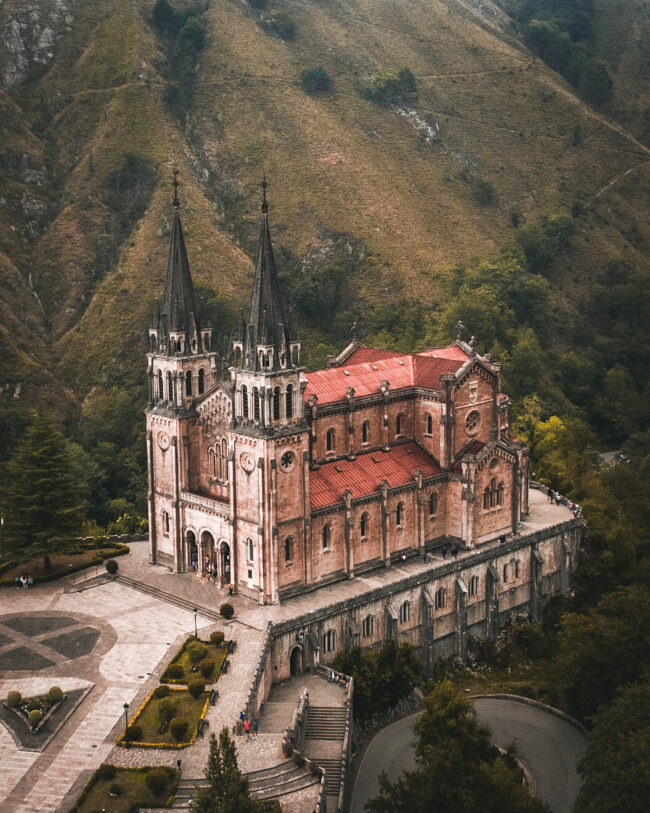 Covadonga Vista Aerea: Esplorando la Bellezza di Covadonga con il Drone, Una Prospettiva Incantevole Sull'Iconico Paesaggio Spagnolo.