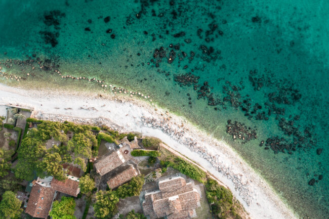 Fotografia Aerea con Drone a Portonovo: Affacciati sulla Baia di Porto Novo, uno Sguardo Spettacolare a Santa Maria di Portonovo.