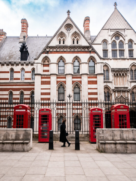 Scorcio nelle Strade di Londra: Un'Iconica Vista tra Quattro Cabine Telefoniche, Catturando il Fascino delle Strade Urbane della Capitale Britannica.