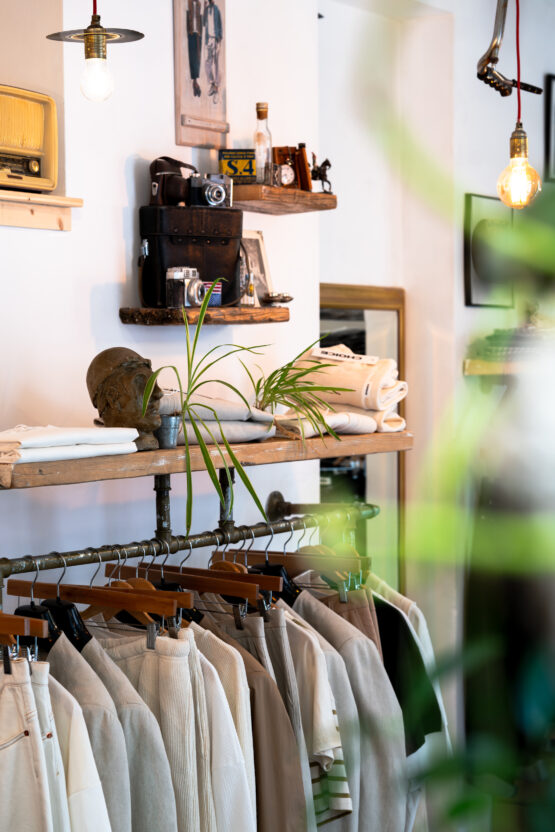 Vetrina Accattivante e Interni Curati di un Negozio di Abbigliamento, Un Luogo che Incarna la Moda e l'Eleganza.