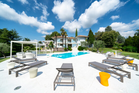 Villa da Sogno, Scenario Cinematografico con una Piscina Affacciata a un Cielo Incredibile, Arricchito da Nuvole Bianche, un Quadro Magico che Sembra Uscire da un Film.