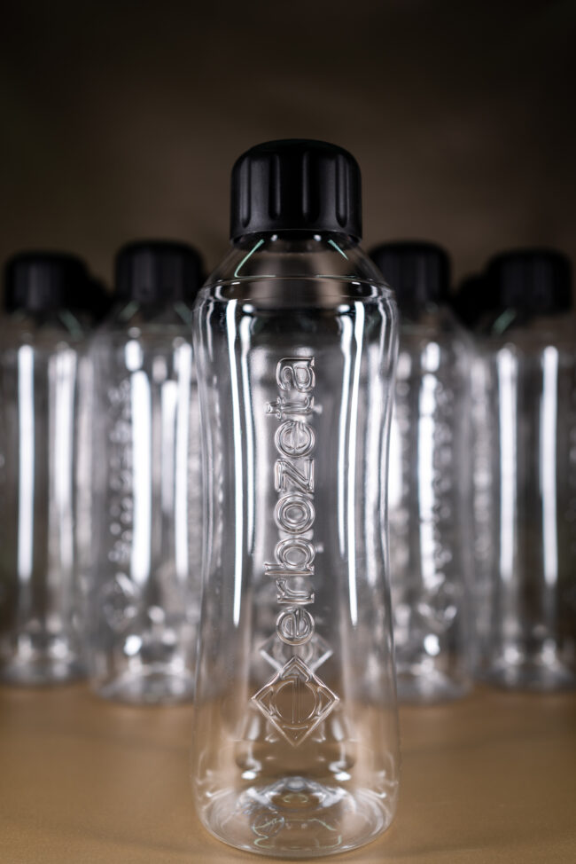 Bottiglia di Plastica in Primo Piano Un'Immagine Chiara e Distinta che Mette in Evidenza il Prodotto.