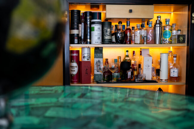 Dettaglio di una Cantina di Super Alcolici in una Villa Lussuosa, Un'Espressione di Gusto Raffinato e Opulenza.