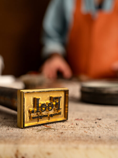 Artigiano Italiano Lavora Pelle: Foto in Primo Piano dello Stampo per Creare Opere Distintive