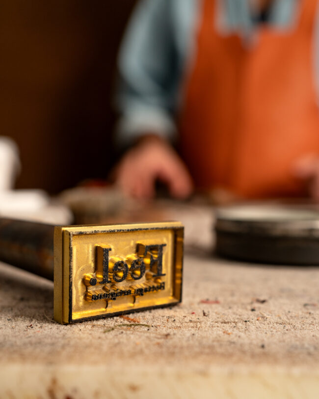 Artigiano Italiano Lavora Pelle: Foto in Primo Piano dello Stampo per Creare Opere Distintive