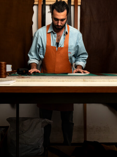 Foto scattata ad un artigiano che lavora il Pellame ad Ancona