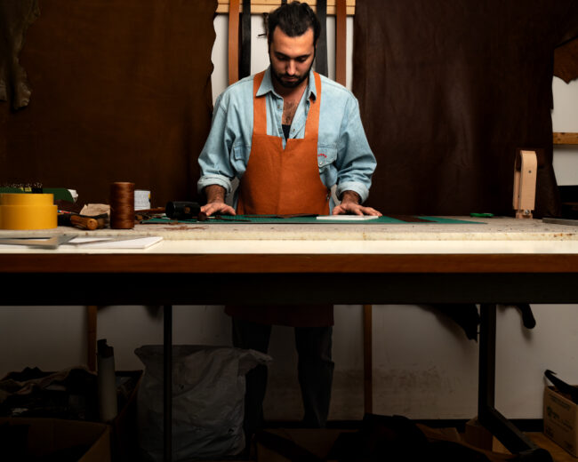 Foto scattata ad un artigiano che lavora il Pellame ad Ancona