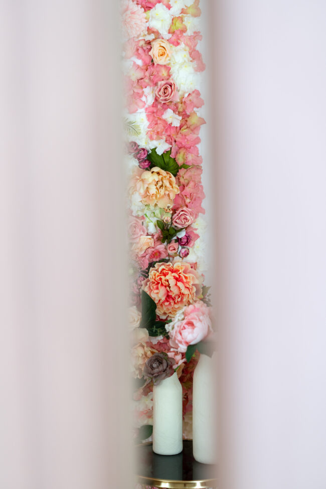 Armonia Floreale dietro una Porta: Dettaglio con Fiori e Vasi che Donano un Atmosfera Accogliente e Rigenerante all'Interno dell'Ufficio.