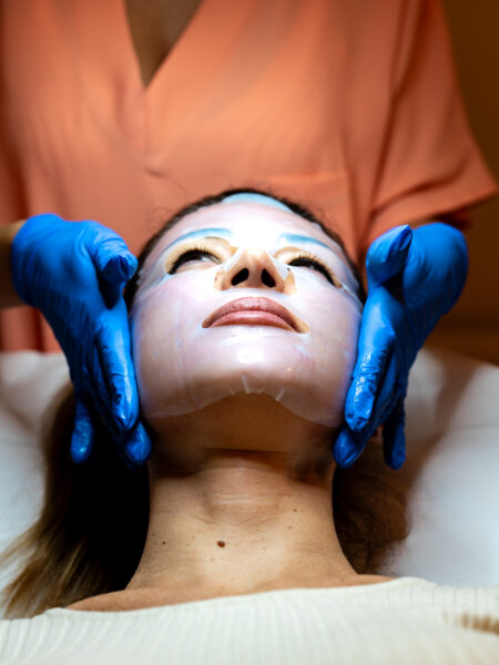 Ritratto di Trattamento Estetico al Viso: Paziente Sottoposto a Trattamento con Maschera, un Momento di Cura e Benessere nell'Estetica del Viso.
