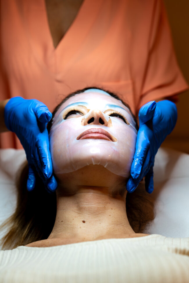 Ritratto di Trattamento Estetico al Viso: Paziente Sottoposto a Trattamento con Maschera, un Momento di Cura e Benessere nell'Estetica del Viso.