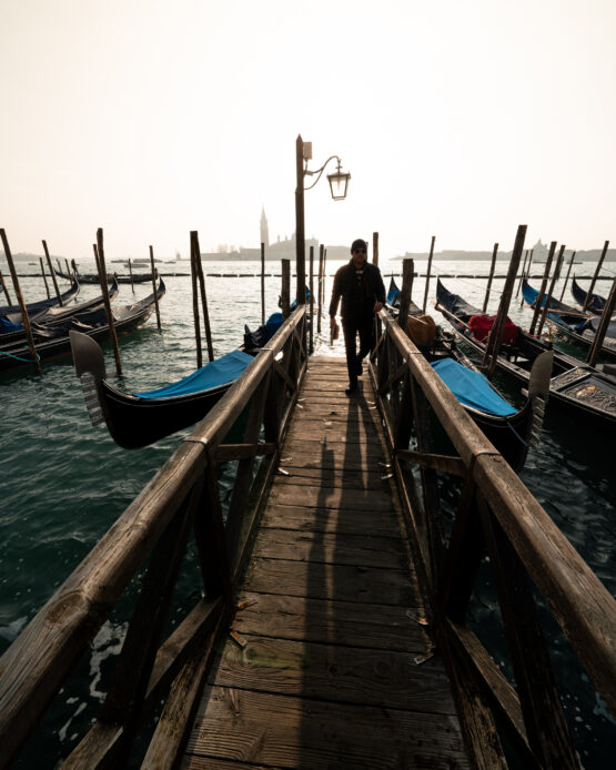 Un Momento Incantevole di Rientro a Piedi di un Gondoliere, Catturato nella Luce Calda del Tramonto.
