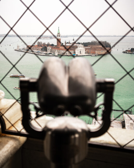 Vista dalla Cima del Campanile di Piazza San Marco: Basilica di San Giorgio Maggiore a Venezia, un Panorama Spettacolare che Abbraccia la Bellezza Architettonica della Città.