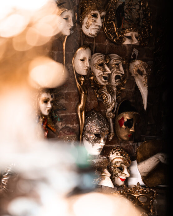 Maschere a Venezia di Notte: Atmosfera Incantevole con Colori e Mistero, una Cattura Notturna delle Tradizionali Maschere Veneziane.