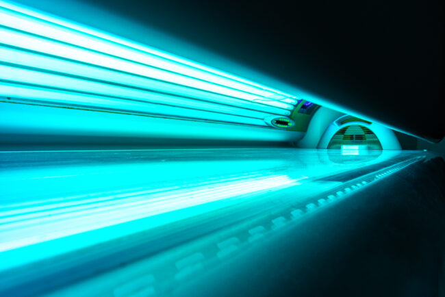 Lampada Solare nel Centro Estetico ad Ancona: Luci Accese, Pronta per l'Utilizzo, Un Dettaglio di Illuminazione nell'Ambiente Estetico.