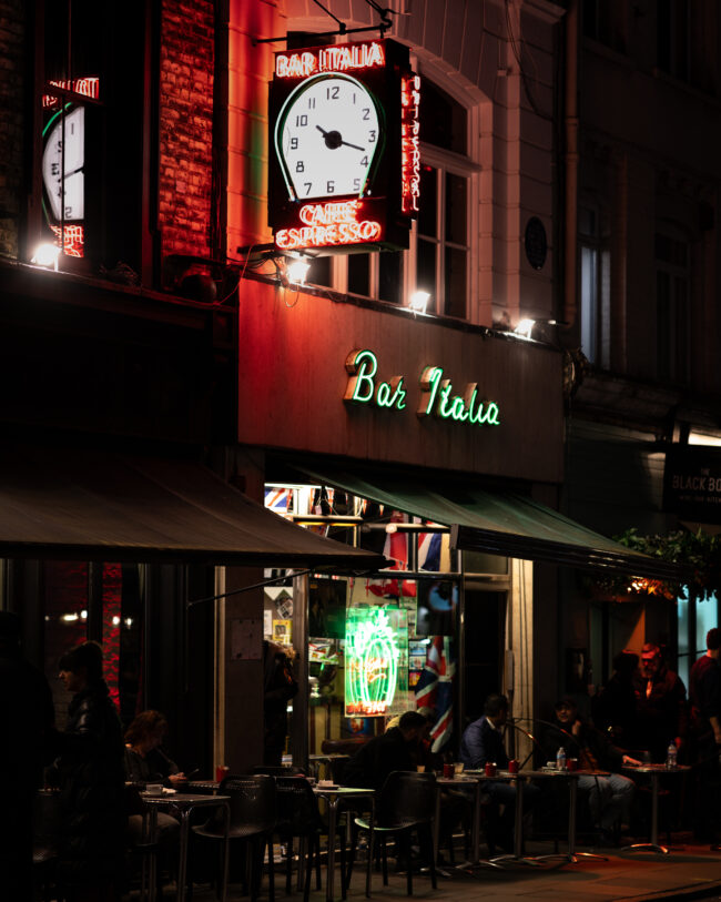 Fotografia Notturna al Celebre Bar Italia di Londra: Luci Dinamiche Intense