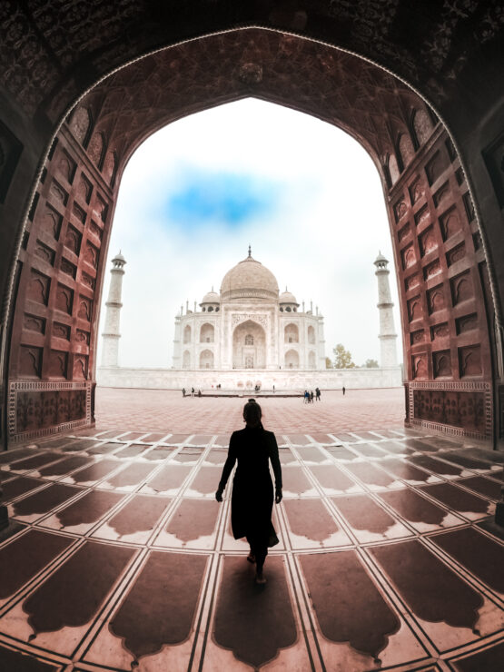 Immersi nella Scena: Foto con GoPro al Taj Mahal, la Ragazza che Avanza attraverso il Portone dando le spalle al Taj Mahal, offere un'Esperienza che Trasmette la Sensazione di Essere Presenti in Quel Momento Magico.