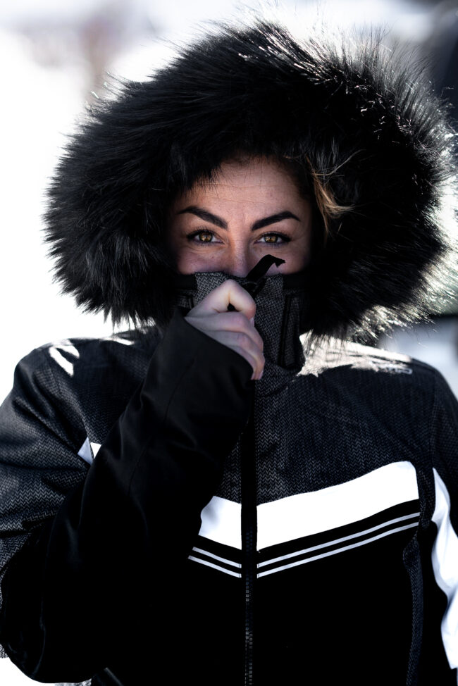 Occhi Espressivi di una Ragazza, Avvolta nel Calore di una Pelliccia con Cappuccio, Un Dettaglio Che Riflette Forza e Eleganza.