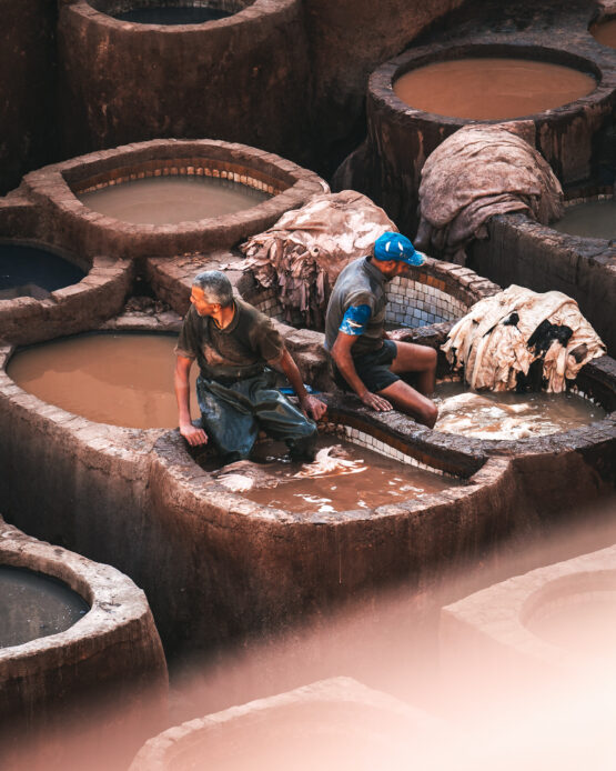 Scena di Lavoro nella Conceria di Fes, Marocco: Uomini al Lavoro nella Tradizione Artigianale