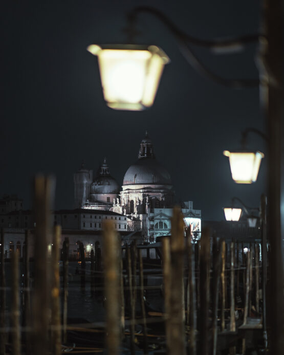 Fotografia Notturna a Venezia: Iconica Basilica di Santa Maria della Salute Illuminata sotto le luci della città