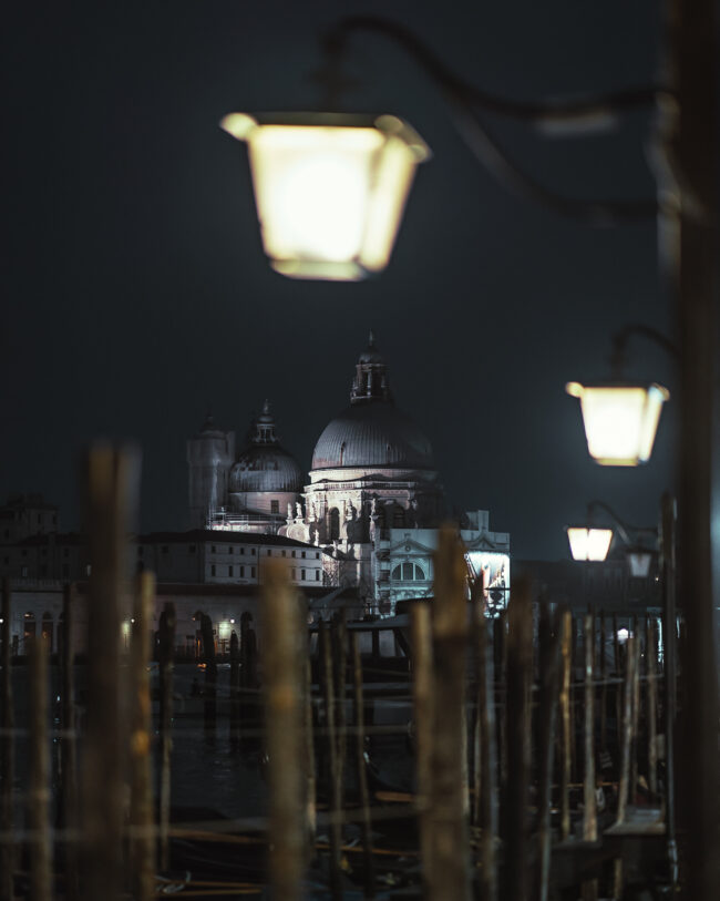 Fotografia Notturna a Venezia: Iconica Basilica di Santa Maria della Salute Illuminata sotto le luci della città