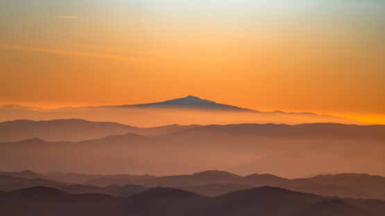 Fotografia al Tramonto negli Appennini Marchigiani: Atmosfera Magica di Neve Premiata come 2° Classificato nel Concorso Fotografico Impressum Marche.