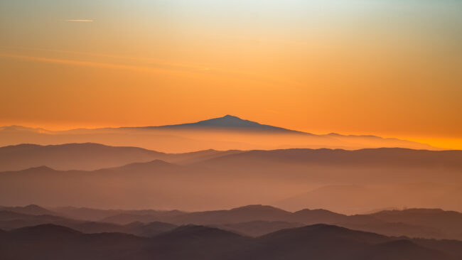 Fotografia al Tramonto negli Appennini Marchigiani: Atmosfera Magica di Neve Premiata come 2° Classificato nel Concorso Fotografico Impressum Marche.