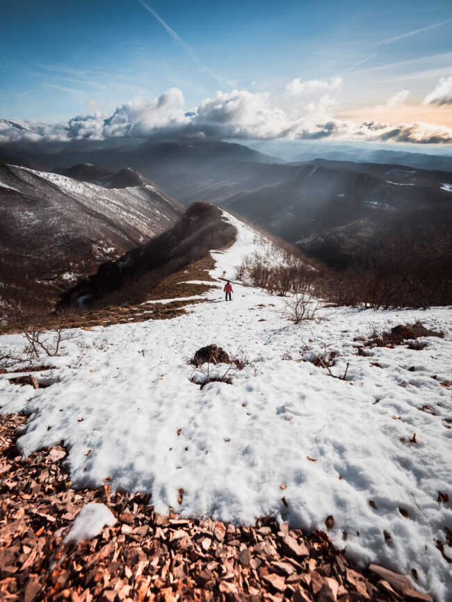 Fotografia nelle Montagne Innevate delle Marche: Paesaggio Incantevole tra Natura e Neve
