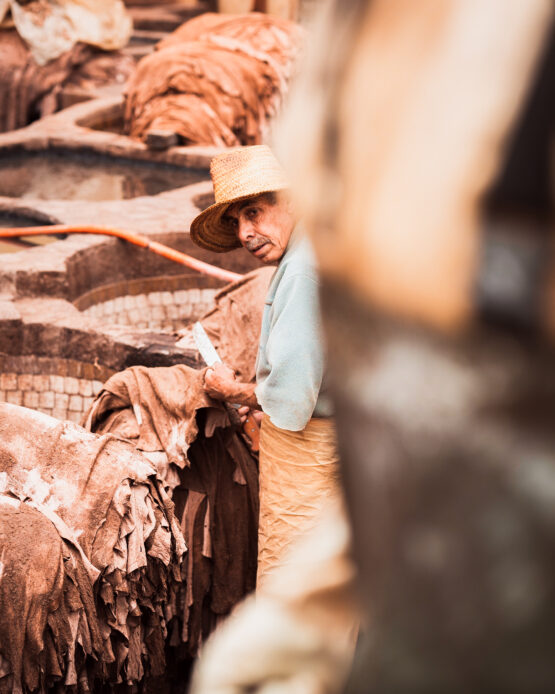 "Scena di Lavoro nella Conceria di Fes, Marocco: Uomo al Lavoro nella Tradizione Artigianale"