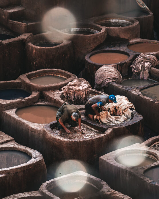 Scena di Lavoro nella Conceria di Fes, Marocco: Uomini al Lavoro nella Tradizione Artigianale