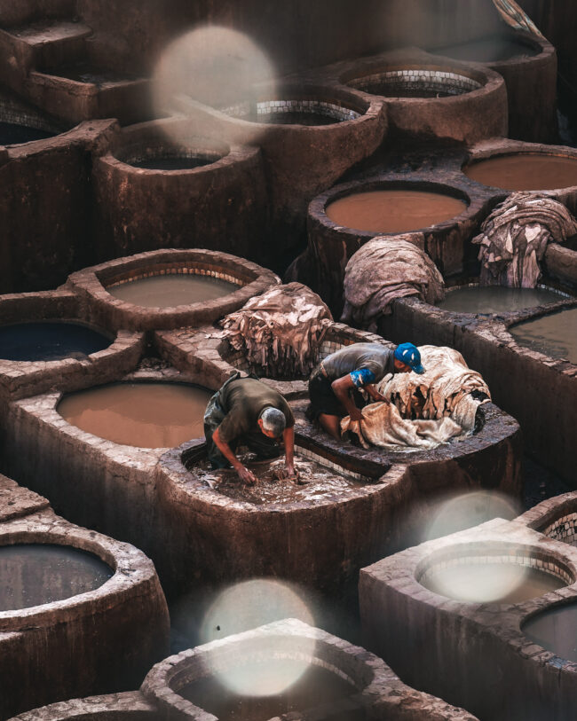 Scena di Lavoro nella Conceria di Fes, Marocco: Uomini al Lavoro nella Tradizione Artigianale