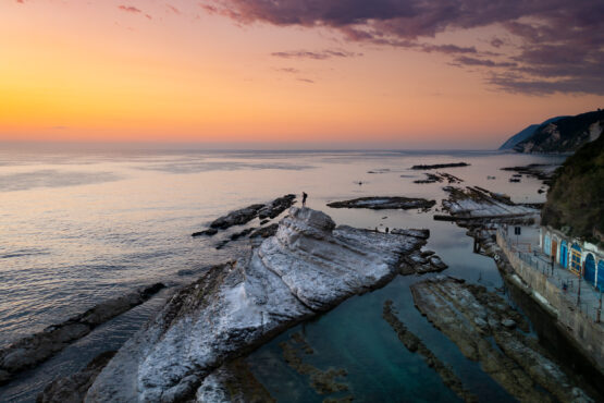 Fotografia Aerea con Drone: Grotte del Passetto di Ancona dall'Alto durante l'alba