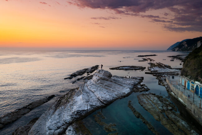 Fotografia Aerea con Drone: Grotte del Passetto di Ancona dall'Alto durante l'alba