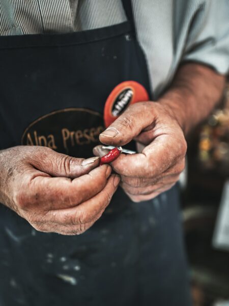 Artigiano italiano tiene con cura un corno, esibendo la sua opera d’arte unica. Napoli