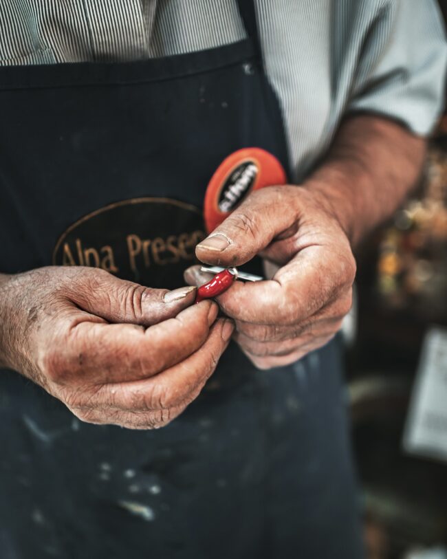 Artigiano italiano tiene con cura un corno, esibendo la sua opera d’arte unica. Napoli