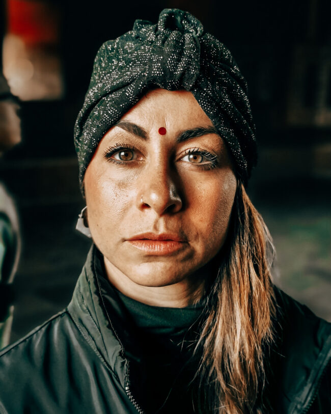 Ritratto di ragazza occidentale con bindi e turbante Indiano