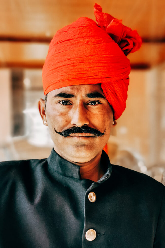 Ritratto di guardia Indiana con turbante rosso e grandi baffi