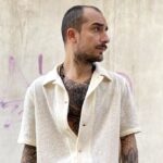 Immagine ragazzo in Camicia Guarda a Sinistra: Dettaglio Fotografico